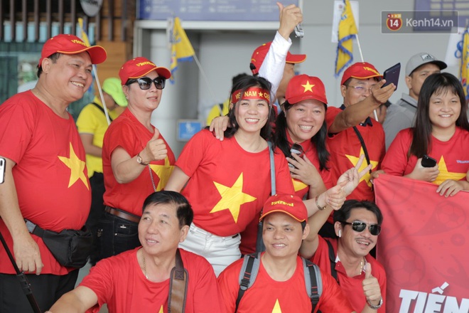 Hàng trăm CĐV nhuộm đỏ sân bay, lên đường sang Philippines tiếp lửa cho ĐT Việt Nam trong trận chung kết SEA Games 30 - Ảnh 17.