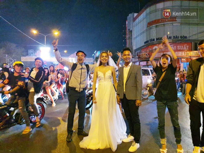 Cặp đôi Cần Thơ vừa đi bão vừa chụp ảnh cưới trong đêm ăn mừng U22 Việt Nam giành HCV SEA Games 30 - Ảnh 3.