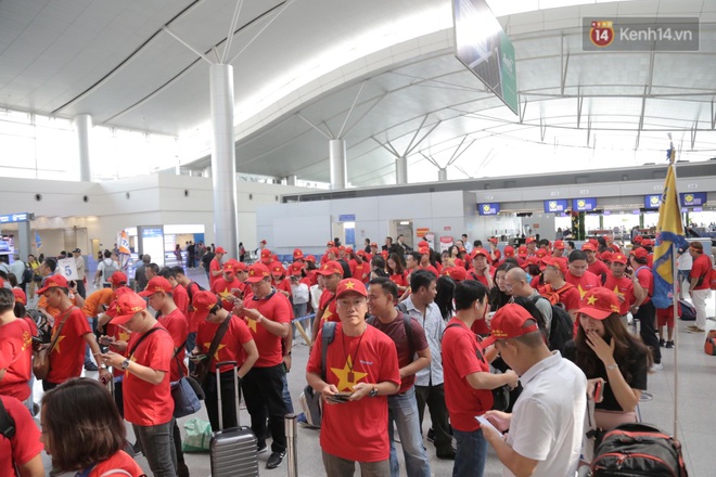 Hàng trăm CĐV nhuộm đỏ sân bay, lên đường sang Philippines tiếp lửa cho ĐT Việt Nam trong trận chung kết SEA Games 30 - Ảnh 14.