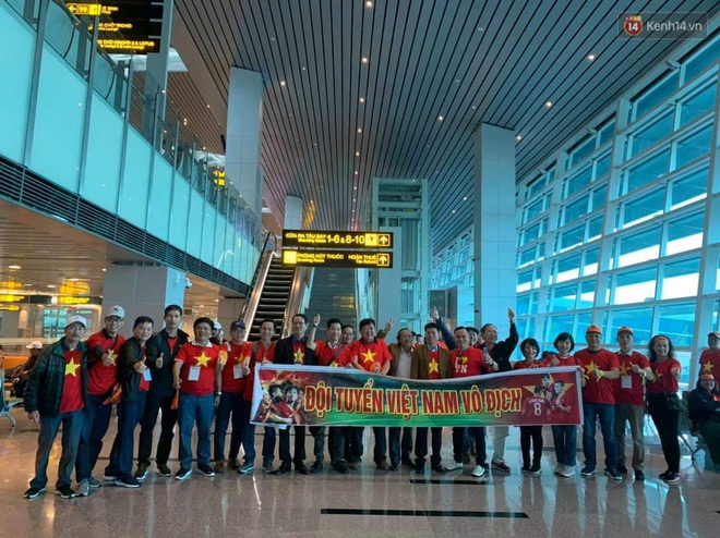 Hàng trăm CĐV nhuộm đỏ sân bay, lên đường sang Philippines tiếp lửa cho ĐT Việt Nam trong trận chung kết SEA Games 30 - Ảnh 11.
