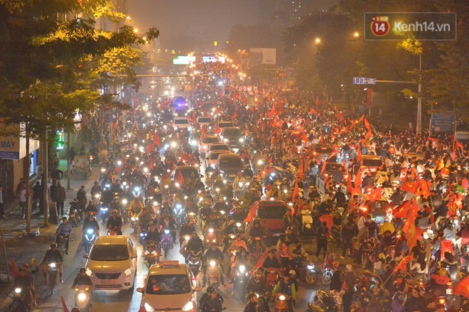 Sóng đỏ cuồn cuộn trên đường phố Hà Nội, lại một đêm người dân không ngủ mừng chiến thắng lịch sử của bóng đá Việt Nam - Ảnh 6.