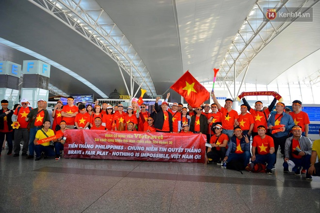 Hàng trăm CĐV nhuộm đỏ sân bay, lên đường sang Philippines tiếp lửa cho ĐT Việt Nam trong trận chung kết SEA Games 30 - Ảnh 1.