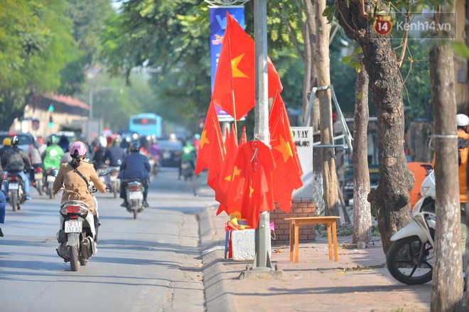 Không khí cả nước lúc này: Đường phố rộn ràng sắc đỏ, hàng triệu CĐV quyết cháy hết mình cổ vũ U22 Việt Nam  - Ảnh 1.