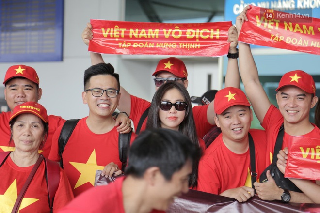 Hàng trăm CĐV nhuộm đỏ sân bay, lên đường sang Philippines tiếp lửa cho ĐT Việt Nam trong trận chung kết SEA Games 30 - Ảnh 16.