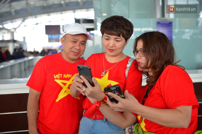 Hàng trăm CĐV nhuộm đỏ sân bay, lên đường sang Philippines tiếp lửa cho ĐT Việt Nam trong trận chung kết SEA Games 30 - Ảnh 9.