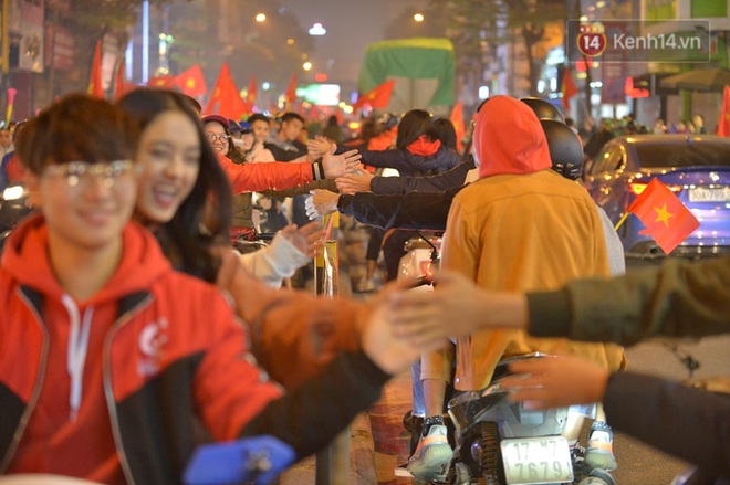 Sóng đỏ cuồn cuộn trên đường phố Hà Nội, lại một đêm người dân không ngủ mừng chiến thắng lịch sử của bóng đá Việt Nam - Ảnh 5.
