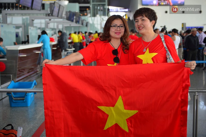 Hàng trăm CĐV nhuộm đỏ sân bay, lên đường sang Philippines tiếp lửa cho ĐT Việt Nam trong trận chung kết SEA Games 30 - Ảnh 6.