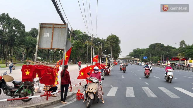 Người Sài Gòn mang tivi ra công viên xem và cổ vũ U22 Việt Nam đại chiến với Indonesia tại trận chung kết SEA Games 30 - Ảnh 3.