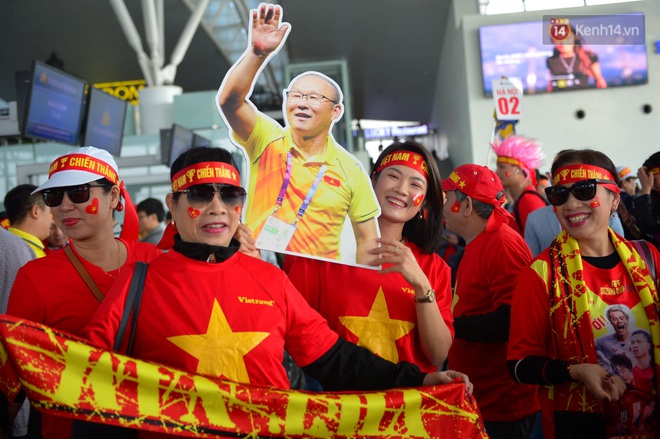 Hàng trăm CĐV nhuộm đỏ sân bay, lên đường sang Philippines tiếp lửa cho ĐT Việt Nam trong trận chung kết SEA Games 30 - Ảnh 4.