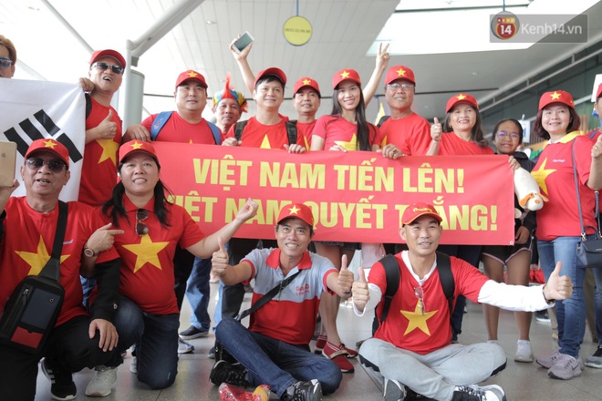 Hàng trăm CĐV nhuộm đỏ sân bay, lên đường sang Philippines tiếp lửa cho ĐT Việt Nam trong trận chung kết SEA Games 30 - Ảnh 15.