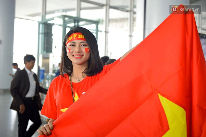 Hàng trăm CĐV nhuộm đỏ sân bay, lên đường sang Philippines tiếp lửa cho ĐT Việt Nam trong trận chung kết SEA Games 30 - Ảnh 5.