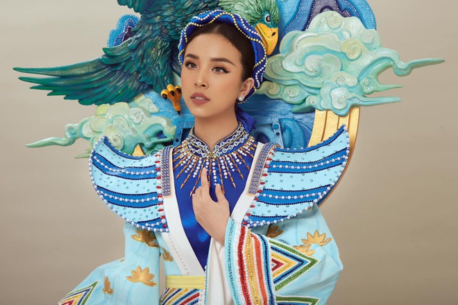 Hé lộ Quốc phục đại bàng sải cánh của Thúy An mang đến Miss Intercontinental, hoà cùng chiến thắng của U22 Việt Nam - Ảnh 2.