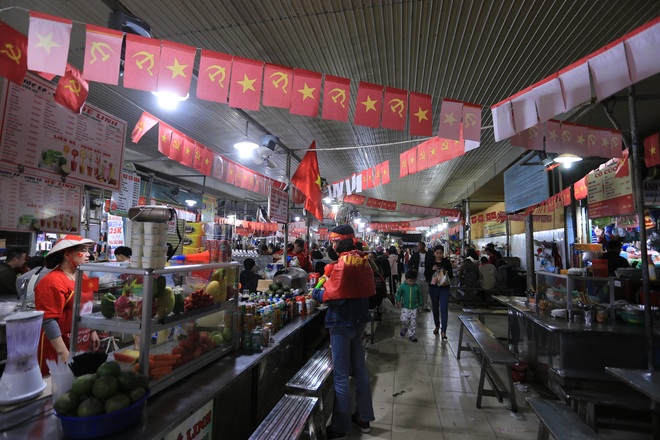 Tiểu thương Đ&agrave; Nẵng treo cờ k&iacute;n chợ, nghỉ b&aacute;n sớm để đi b&atilde;o cổ vũ U22 Việt Nam - Ảnh 4.