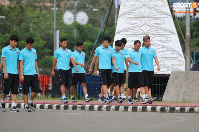 U22 Việt Nam đi bộ khởi động giữa buổi trưa nóng nực trong ngày diễn ra trận chung kết SEA Games 30 - Ảnh 6.