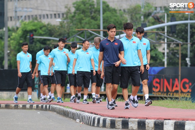 U22 Việt Nam đi bộ khởi động giữa buổi trưa nóng nực trong ngày diễn ra trận chung kết SEA Games 30 - Ảnh 2.