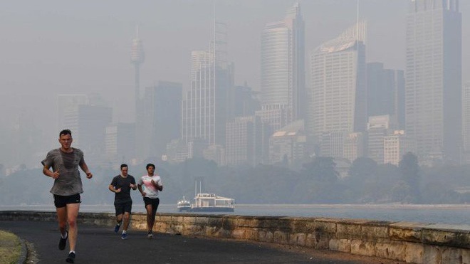 Khói mù dày đặc bao phủ trung tâm thành phố Sydney, Australia - Ảnh 1.