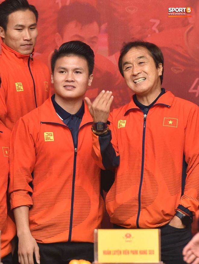 Quang Hải cùng trợ lý Lee Young-jin troll Đức Chinh lúc chụp ảnh tập thể - Ảnh 3.