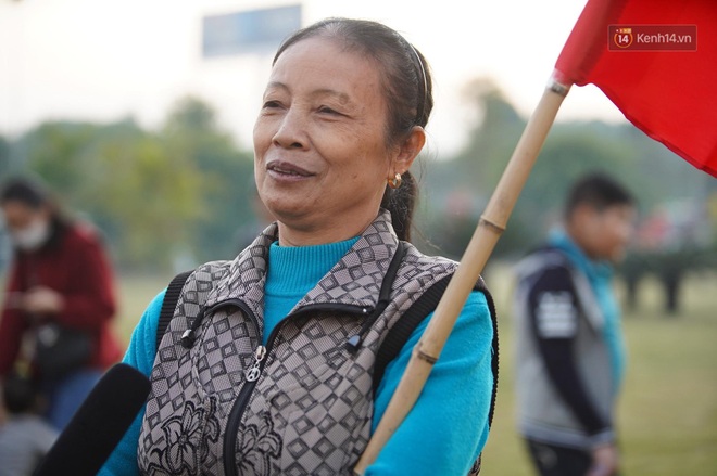 Mẹ của cầu thủ Xuyến Xeko - nữ chiến binh lớn tuổi nhất trong ĐT bóng đá nữ Quốc gia xúc động khi có mặt tại SB Nội Bài: Yêu nghề con cứ đi - Ảnh 4.