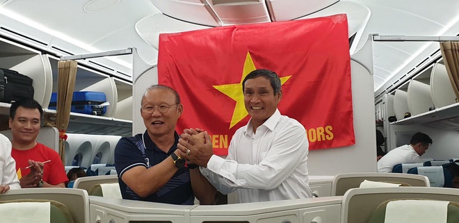 HLV Park Hang-seo và Mai Đức Chung nắm chặt tay nhau trên chuyến bay lịch sử mang 2 huy chương vàng về cho bóng đá Việt Nam - Ảnh 1.