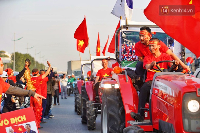 Ảnh: Mẹ Quang Hải gây chú ý với gương mặt tươi rói đầy tự hào, gia nhập đội quân máy cày lên sân bay Nội Bài đón con trai - Ảnh 6.