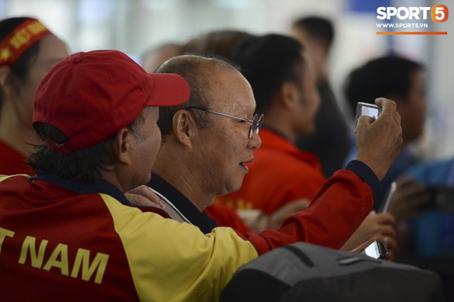 Đáng thương như Chương Thị Kiều: Muốn xin chữ ký thầy Park mà không được, chân thì đau quá phải ngồi một chỗ trong suốt quá trình làm thủ tục về nước - Ảnh 4.