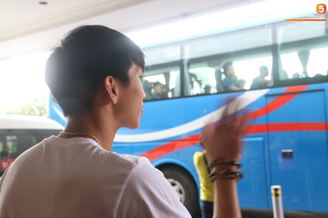 Xúc động cảnh Văn Hậu chia tay đồng đội, ở lại Philippines một mình - Ảnh 6.