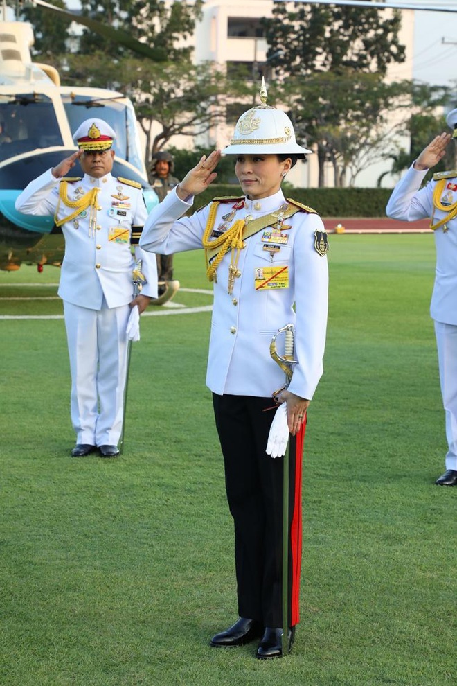 Hoàng hậu Thái Lan biến hóa liên tục sau khi Hoàng quý phi bị phế truất, khoe vẻ đẹp cá tính trong sự kiện mới nhất - Ảnh 2.