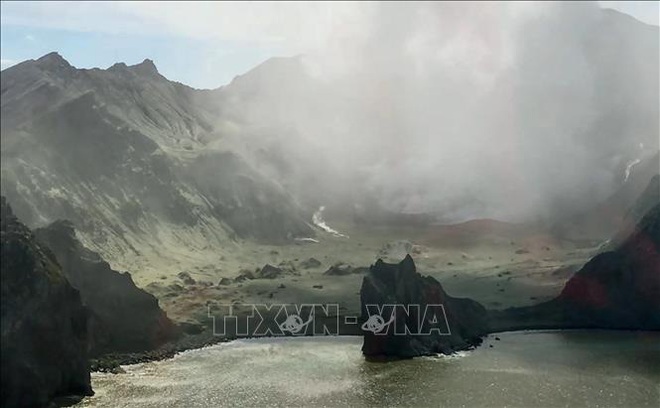  Vẫn c&oacute; khả năng n&uacute;i tr&ecirc;n Đảo Trắng của New Zealand xảy ra đợt phun tr&agrave;o mới  - Ảnh 1.