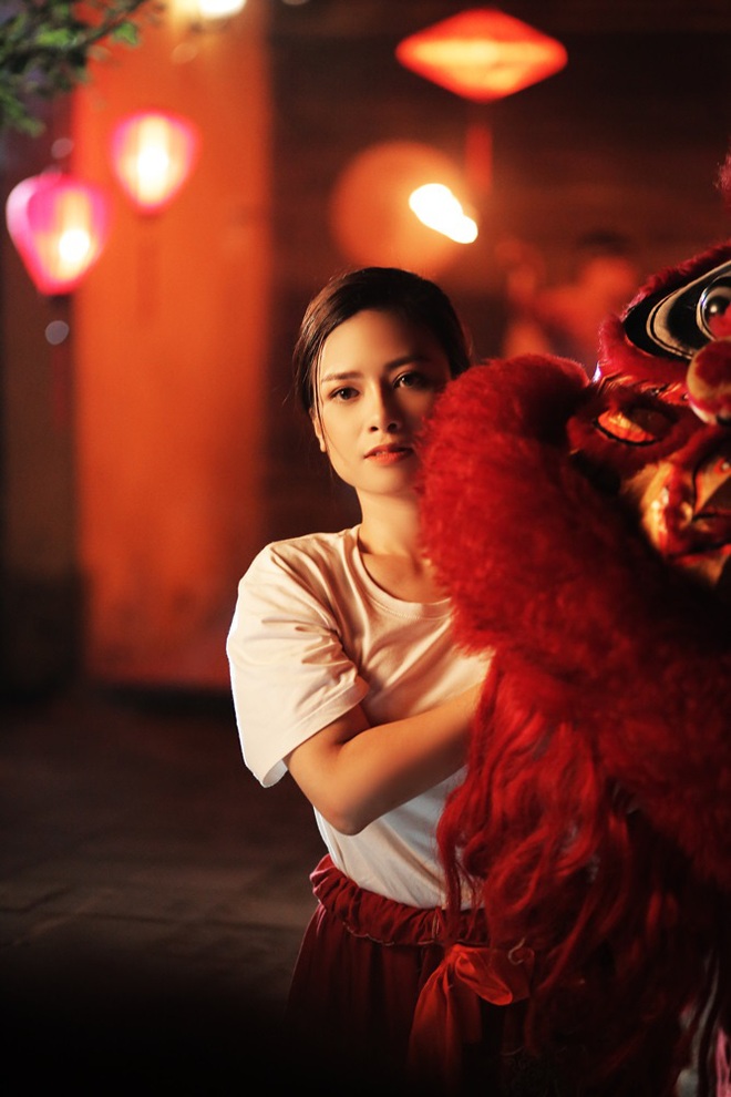Trong 1 tối Vpop cho ra mắt loạt MV: Dương Hoàng Yến xuyên không, Suboi khoe bụng bầu, Quốc Thiên hát cover còn Đạt G... đi rao bánh mì  - Ảnh 12.