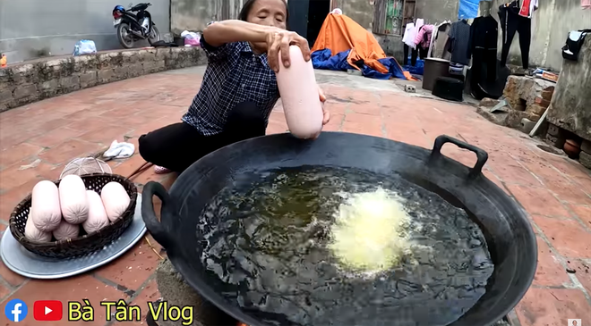 Vẫn chỉ có Bà Tân Vlog mới có món xúc xích khác người như thế: dành cho những ai có miệng rộng bởi vì quá siêu to khổng lồ - Ảnh 3.