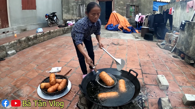 Vẫn chỉ có Bà Tân Vlog mới có món xúc xích khác người như thế: dành cho những ai có miệng rộng bởi vì quá siêu to khổng lồ - Ảnh 4.