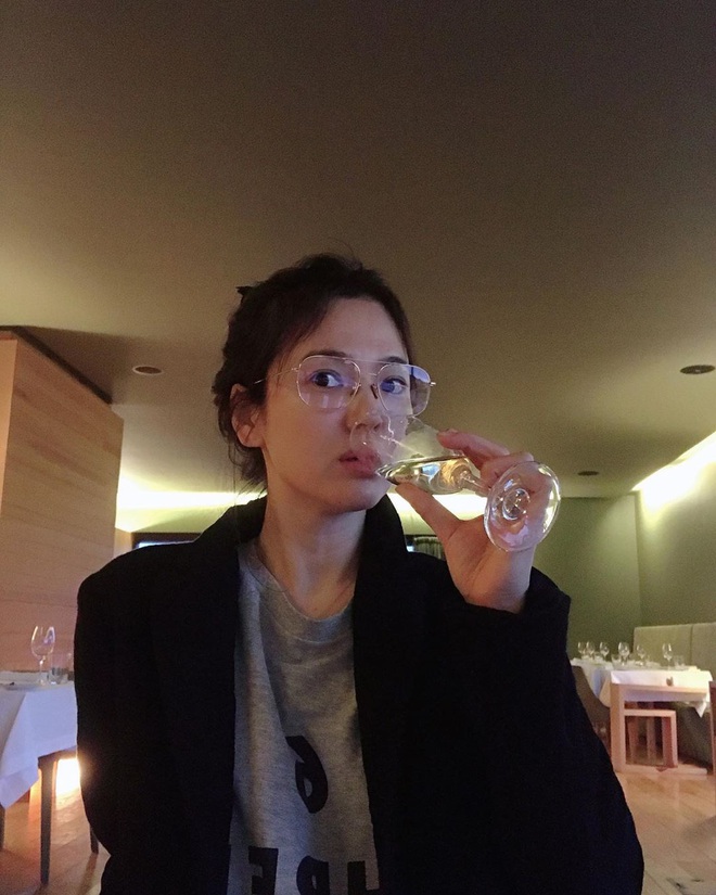 Song Hye Kyo lộ mặt mộc quá đỉnh qua ống kính bạn thân: Đẳng cấp visual không cần son phấn, photoshop là đây! - Ảnh 1.