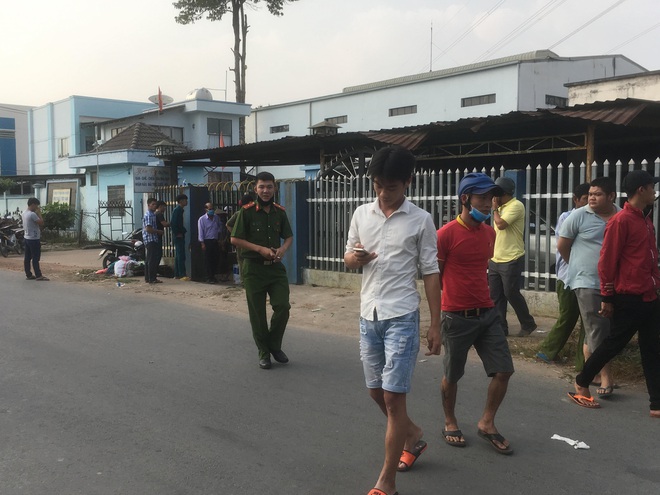 Bình Dương: Nam thanh niên biểu hiện lạ tự cầm dao kề cổ, chạy vào nhà dân cố thủ khiến cả khu phố náo loạn - Ảnh 3.