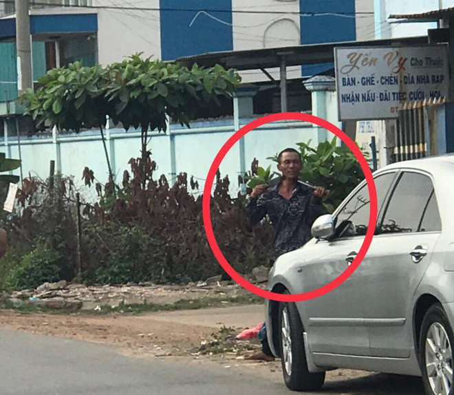 Bình Dương: Nam thanh niên biểu hiện lạ tự cầm dao kề cổ, chạy vào nhà dân cố thủ khiến cả khu phố náo loạn - Ảnh 2.