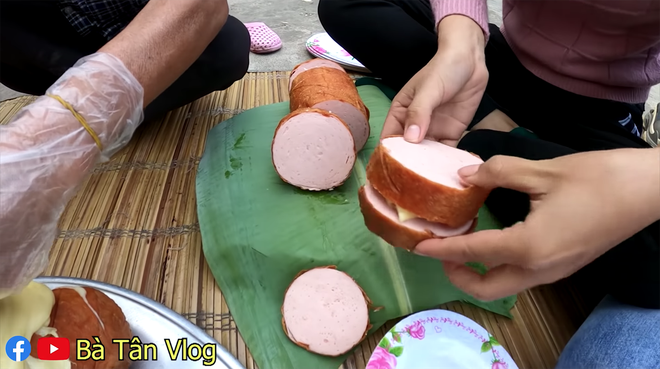 Vẫn chỉ có Bà Tân Vlog mới có món xúc xích khác người như thế: dành cho những ai có miệng rộng bởi vì quá siêu to khổng lồ - Ảnh 9.