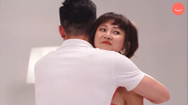 Love Is Blind: Bị g&aacute;n gh&eacute;p sai h&igrave;nh mẫu, chị đẹp ngại ng&ugrave;ng giữ khoảng c&aacute;ch với phi c&ocirc;ng sau khi thấy mặt nhau - Ảnh 6.