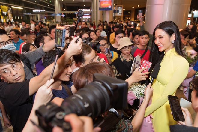 Tân Hoa hậu Khánh Vân đón Hoàng Thùy trở về từ Mỹ lúc nửa đêm sau thành tích Top 20 Miss Universe - Ảnh 10.