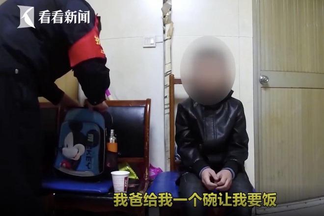 Không làm bài tập về nhà cậu bé 10 tuổi bị bố bắt quỳ phạt, xin ăn ở ga tàu điện ngầm từ lúc 4h sáng trong tiết trời giá lạnh - Ảnh 1.