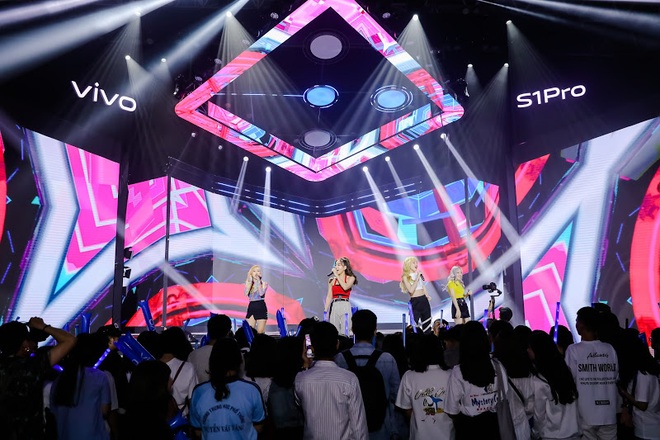Vivo S1 Pro ra mắt bùng nổ trong buổi tiệc âm nhạc và công nghệ “Khai Phá Chất Riêng” - Ảnh 2.