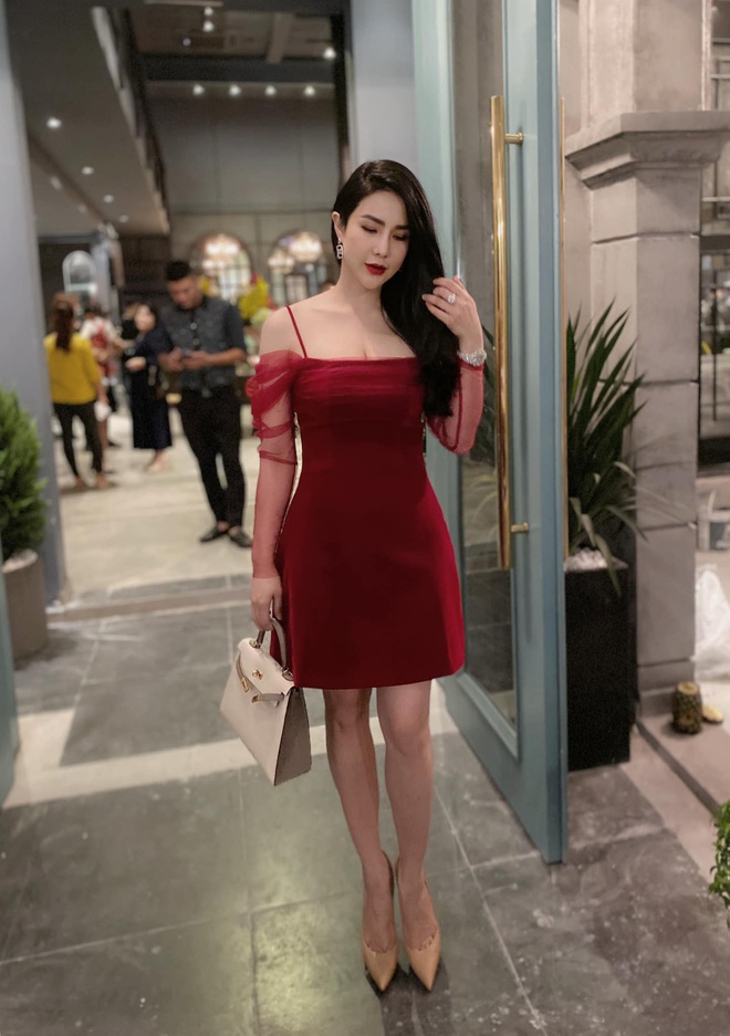 Kh&ocirc;ng hổ danh b&agrave; mẹ hot nhất nh&igrave; Vbiz, Diệp L&acirc;m Anh giờ đ&atilde; tự tin mặc v&aacute;y chiết eo d&ugrave; mới sinh được hơn 1 th&aacute;ng - Ảnh 3.