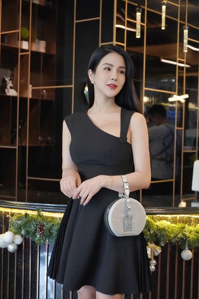 Kh&ocirc;ng hổ danh b&agrave; mẹ hot nhất nh&igrave; Vbiz, Diệp L&acirc;m Anh giờ đ&atilde; tự tin mặc v&aacute;y chiết eo d&ugrave; mới sinh được hơn 1 th&aacute;ng - Ảnh 4.