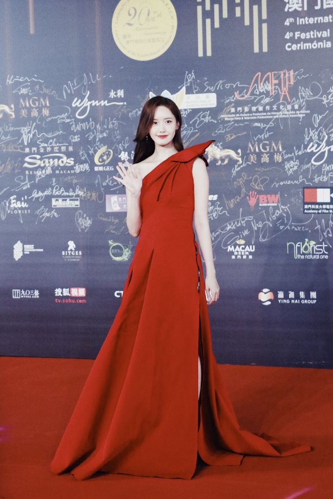 Yoona thay liền 2 bộ váy: Vừa kín đáo đã quay ngoắt sang lồng lộn đúng chuẩn nữ hoàng thảm đỏ khiến ai cũng trầm trồ - Ảnh 9.