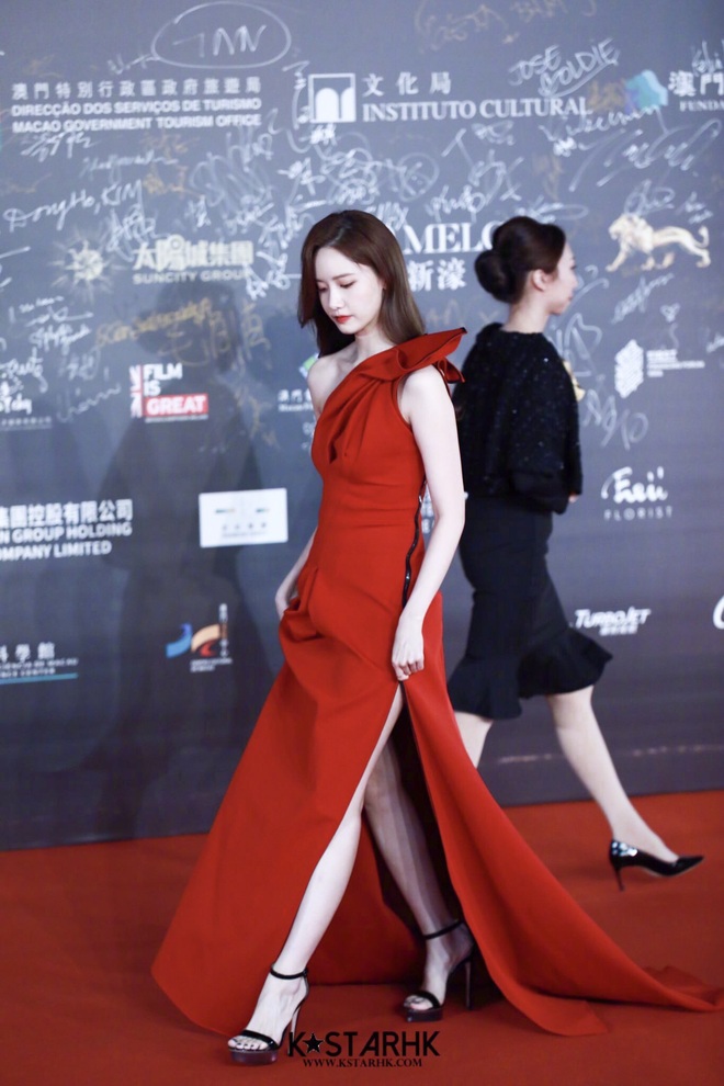 Yoona thay liền 2 bộ váy: Vừa kín đáo đã quay ngoắt sang lồng lộn đúng chuẩn nữ hoàng thảm đỏ khiến ai cũng trầm trồ - Ảnh 10.