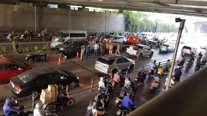 Ô tô do nam thanh niên 22 tuổi tông trúng dải phân cách hầm Thủ Thiêm có chứa thuốc lá lậu, gậy 3 khúc và dụng cụ chơi ma tuý - Ảnh 5.