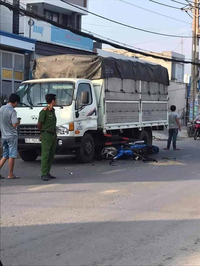 TP.HCM: Bị cướp giật điện thoại, cha và con gái 22 tuổi ngã vào xe tải chấn thương nặng - Ảnh 2.