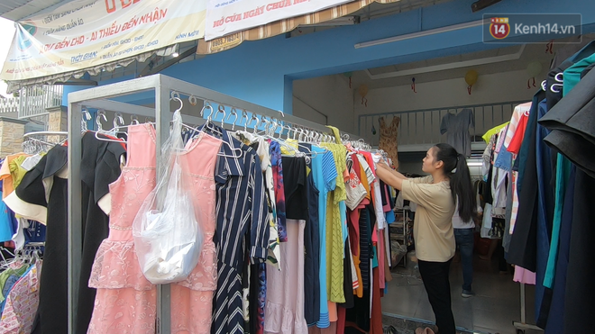 Tiệm bánh mì và shop quần áo 0 đồng ấm lòng người nghèo Sài Gòn - Ảnh 6.