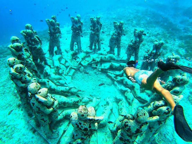 Lặn biển và kết bạn với… những pho tượng, trải nghiệm kỳ lạ chỉ có tại khu vườn điêu khắc dưới đáy đại dương ở Indonesia - Ảnh 9.