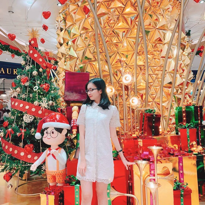 Trung tâm thương mại Sài Gòn đã trang hoàng lung linh trong không khí Giáng sinh. Hãy đến với chúng tôi để tận hưởng những gian hàng bán đồ trang trí độc đáo, giá cả phải chăng, cùng nhiều chương trình khuyến mãi hấp dẫn. Đây sẽ là một địa điểm không thể bỏ qua trong mùa lễ hội này.