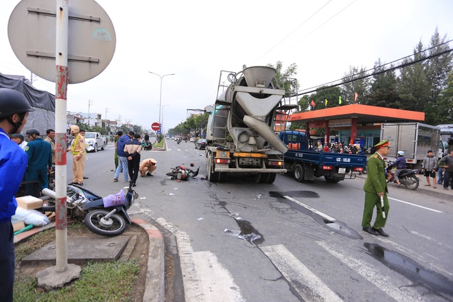 Nam thanh niên chết thảm, shipper thất thần sau tai nạn liên hoàn giữa 2 xe máy và xe trộn bê tông - Ảnh 2.