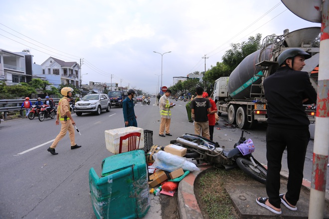 Nam thanh niên chết thảm, shipper thất thần sau tai nạn liên hoàn giữa 2 xe máy và xe trộn bê tông - Ảnh 3.